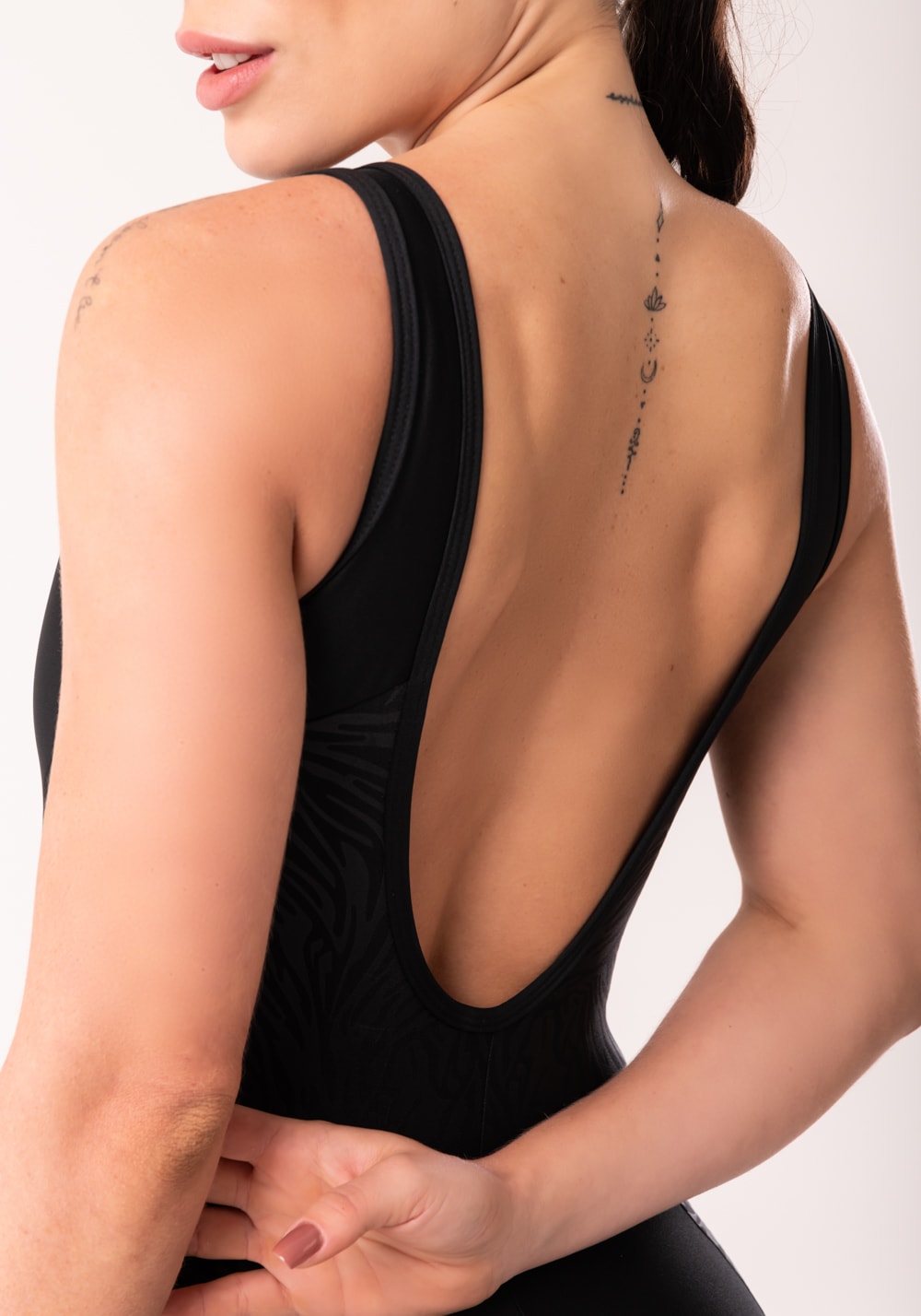 Macacão shine preto texturizado com recortes