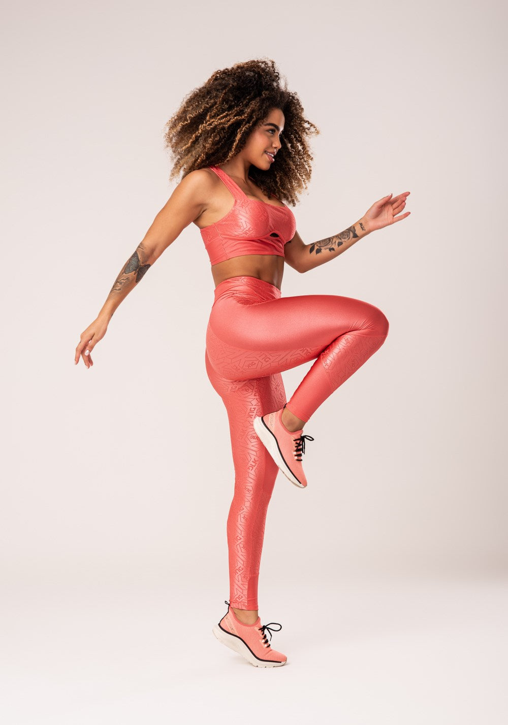 Legging fitness feminina coral com recortes e logomania flow