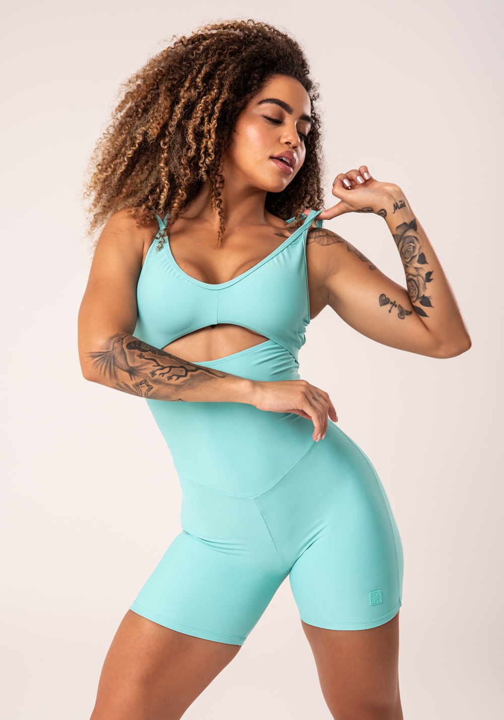 Macaquinho fitness feminino verde cut-out com decote franzido flow