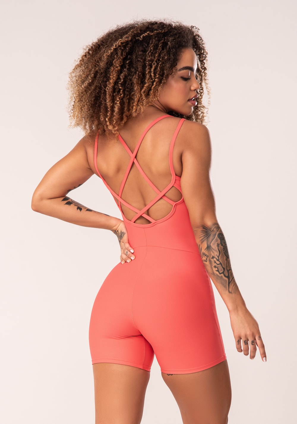 Macaquinho fitness feminino coral cut-out com decote franzido flow