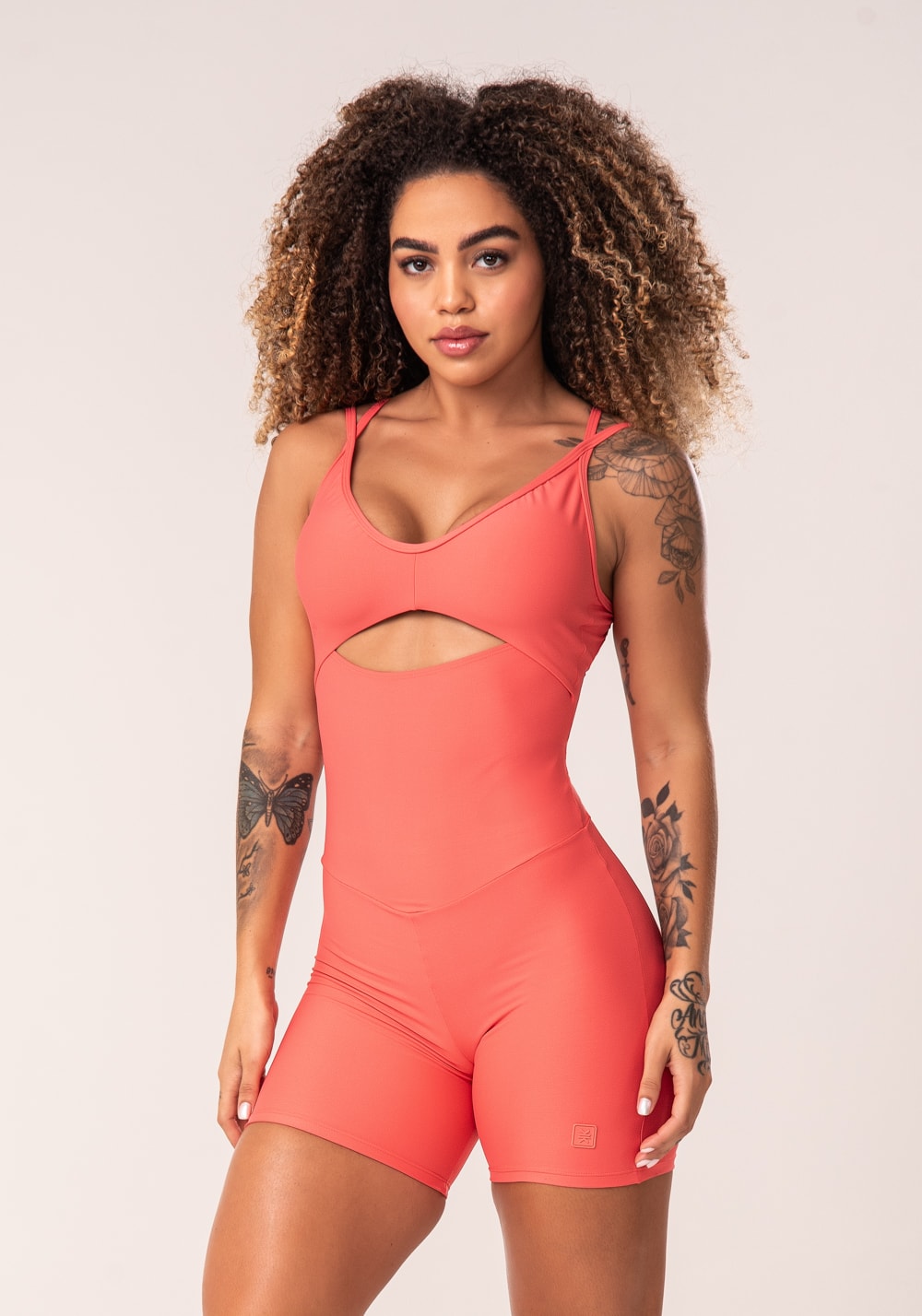 Macaquinho fitness feminino coral cut-out com decote franzido flow