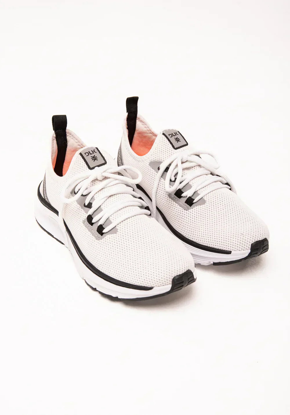 Tênis esportivo branco e cinza com dois cadarços dlk