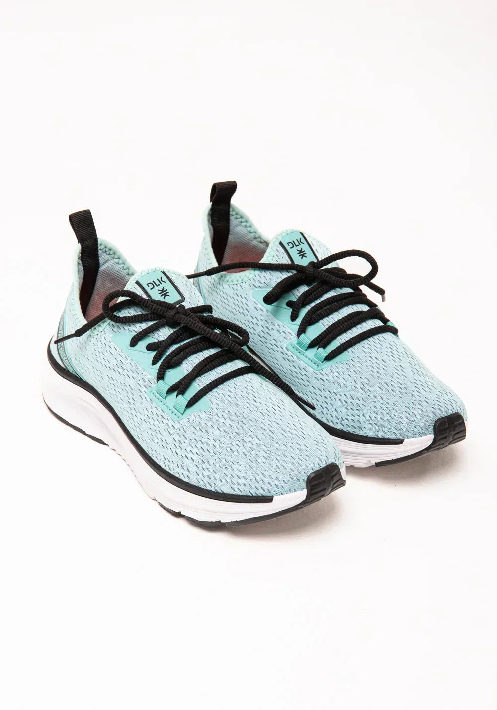 Tênis esportivo branco e bege com dois cadarços dlk