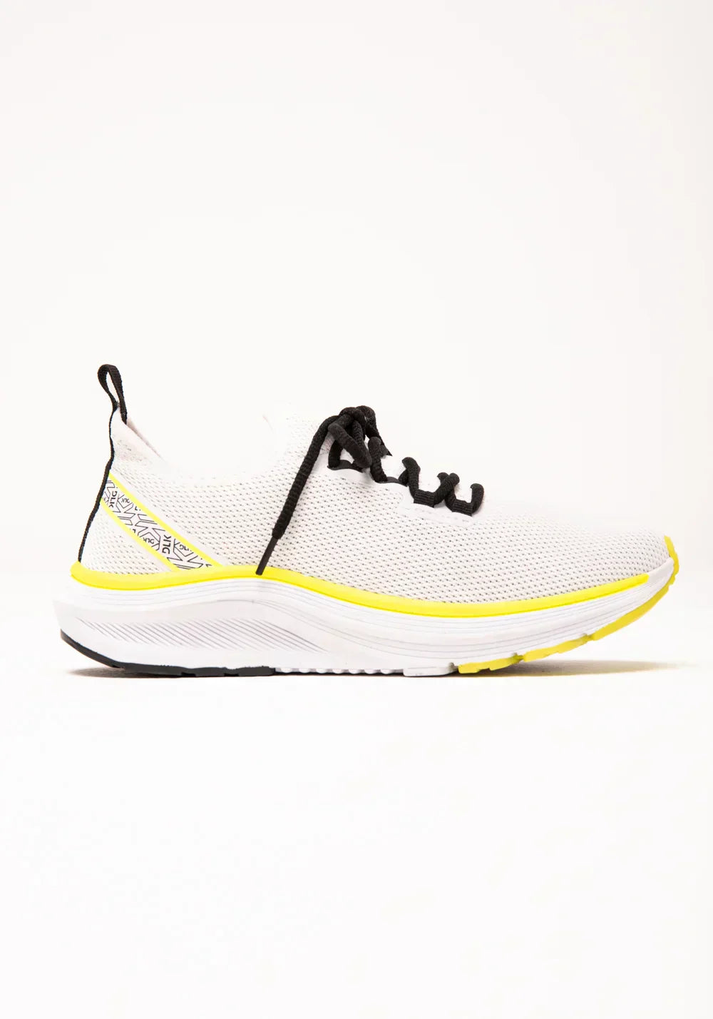 Tênis esportivo branco e lima com dois cadarços dlk