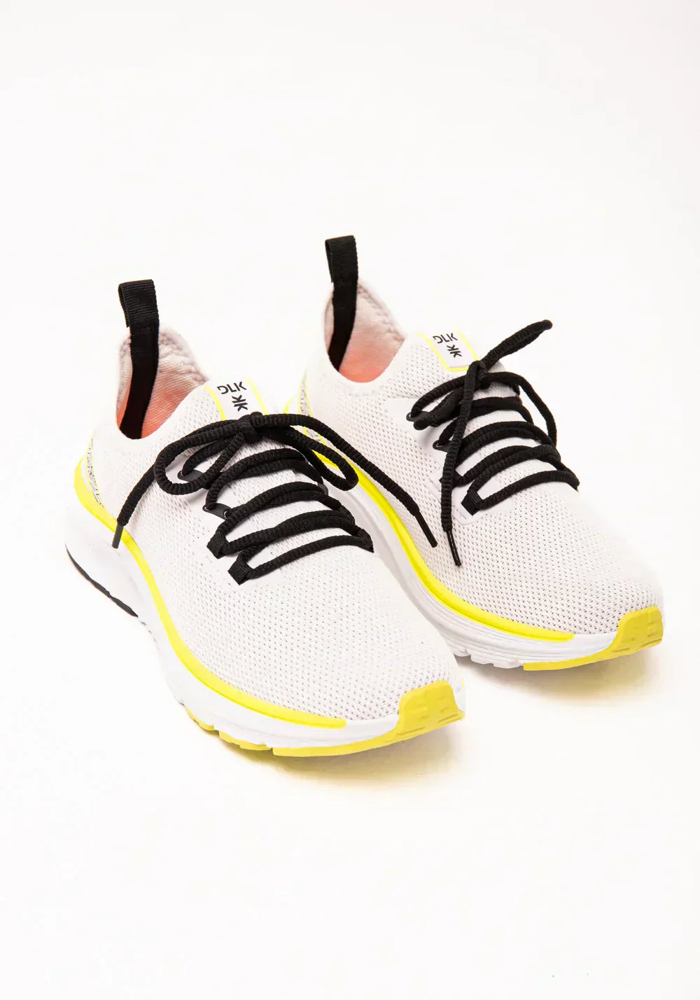 Tênis esportivo branco e lima com dois cadarços dlk
