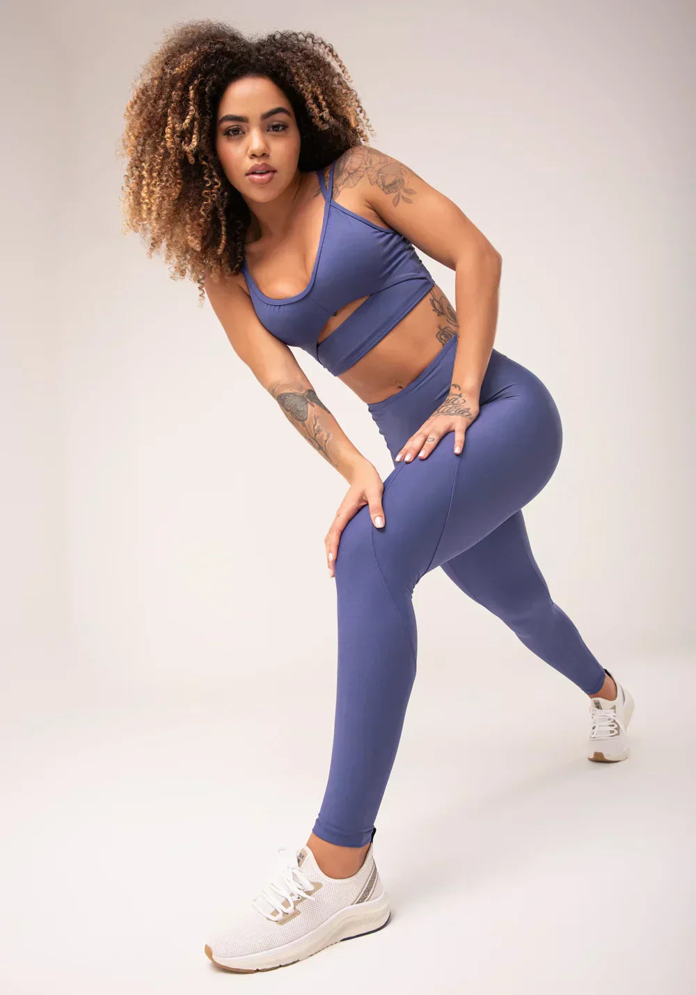 Tênis esportivo branco e bege com dois cadarços dlk