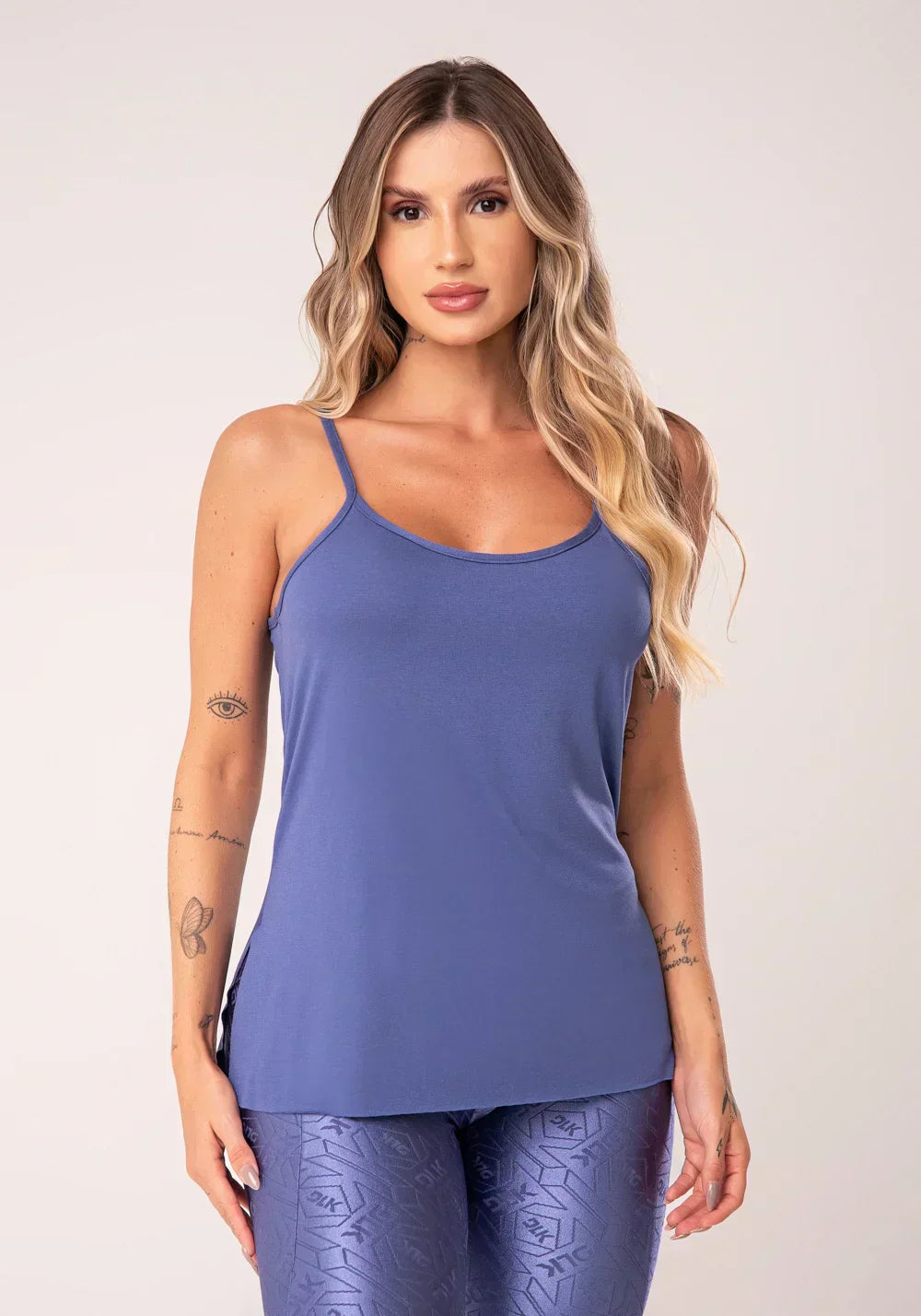 Camiseta feminina azul alças finas flow dlk