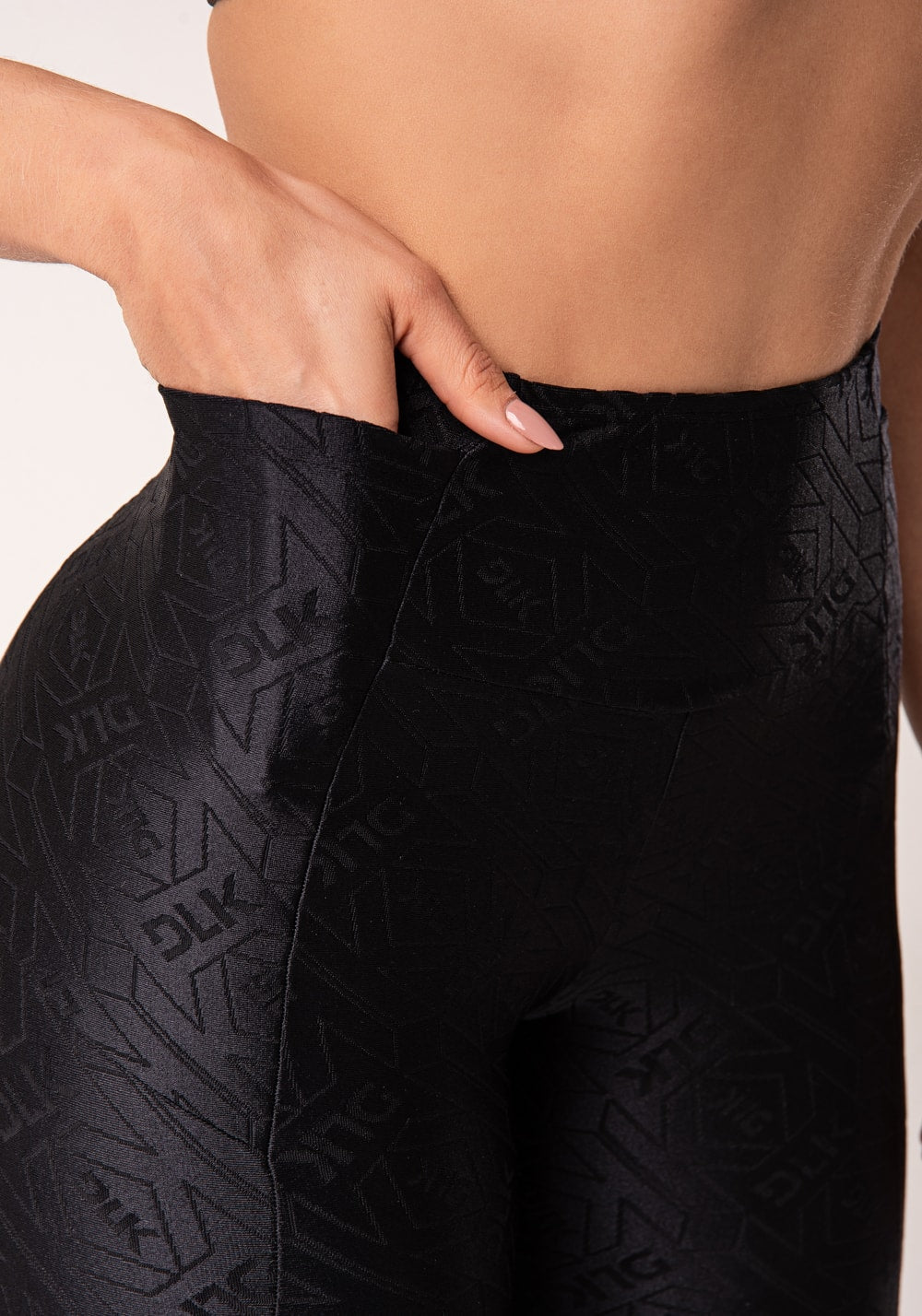 Legging fitness feminina preto logomania com recortes e bolsos flow
