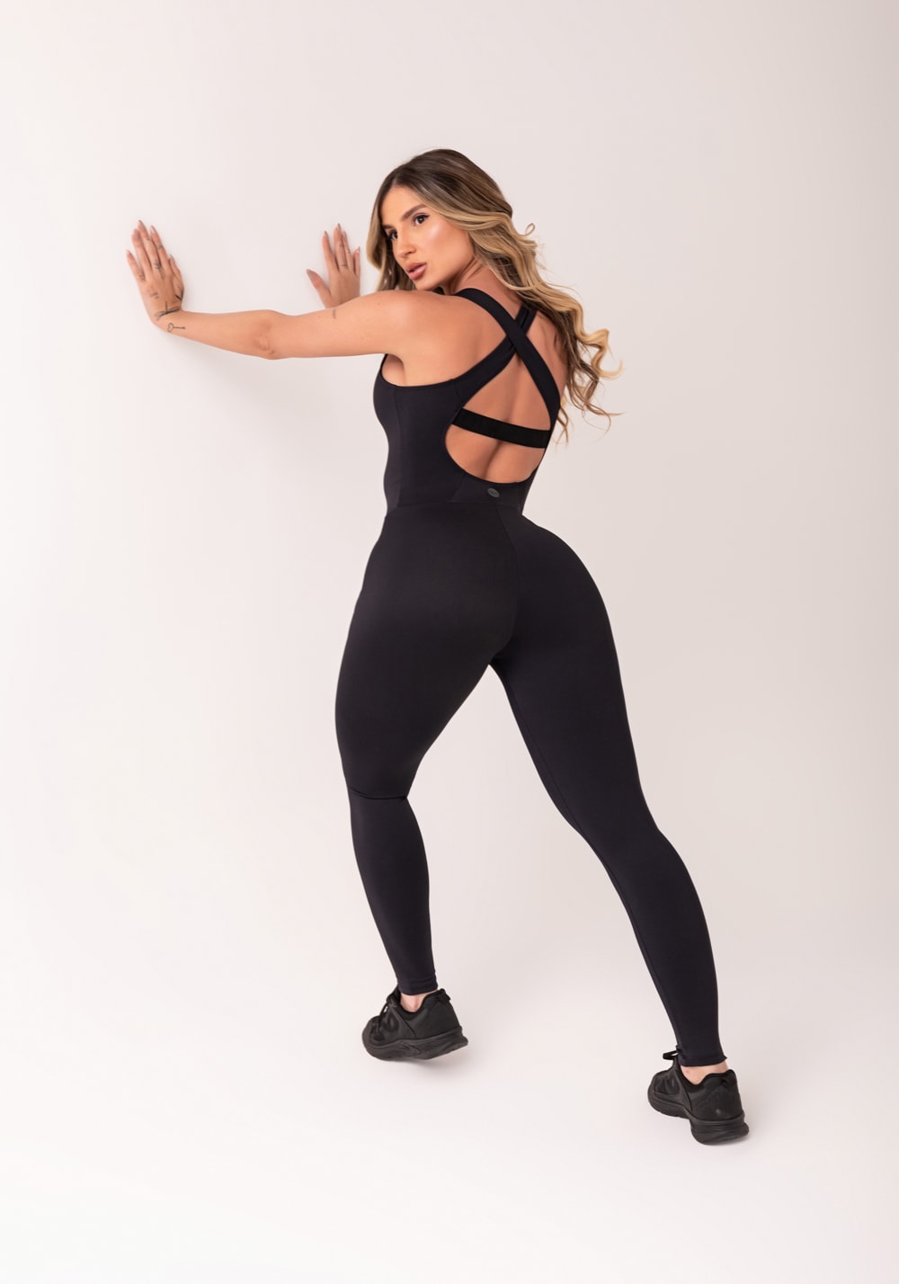 Macacão fitness feminino preto com elástico cruzado oasis