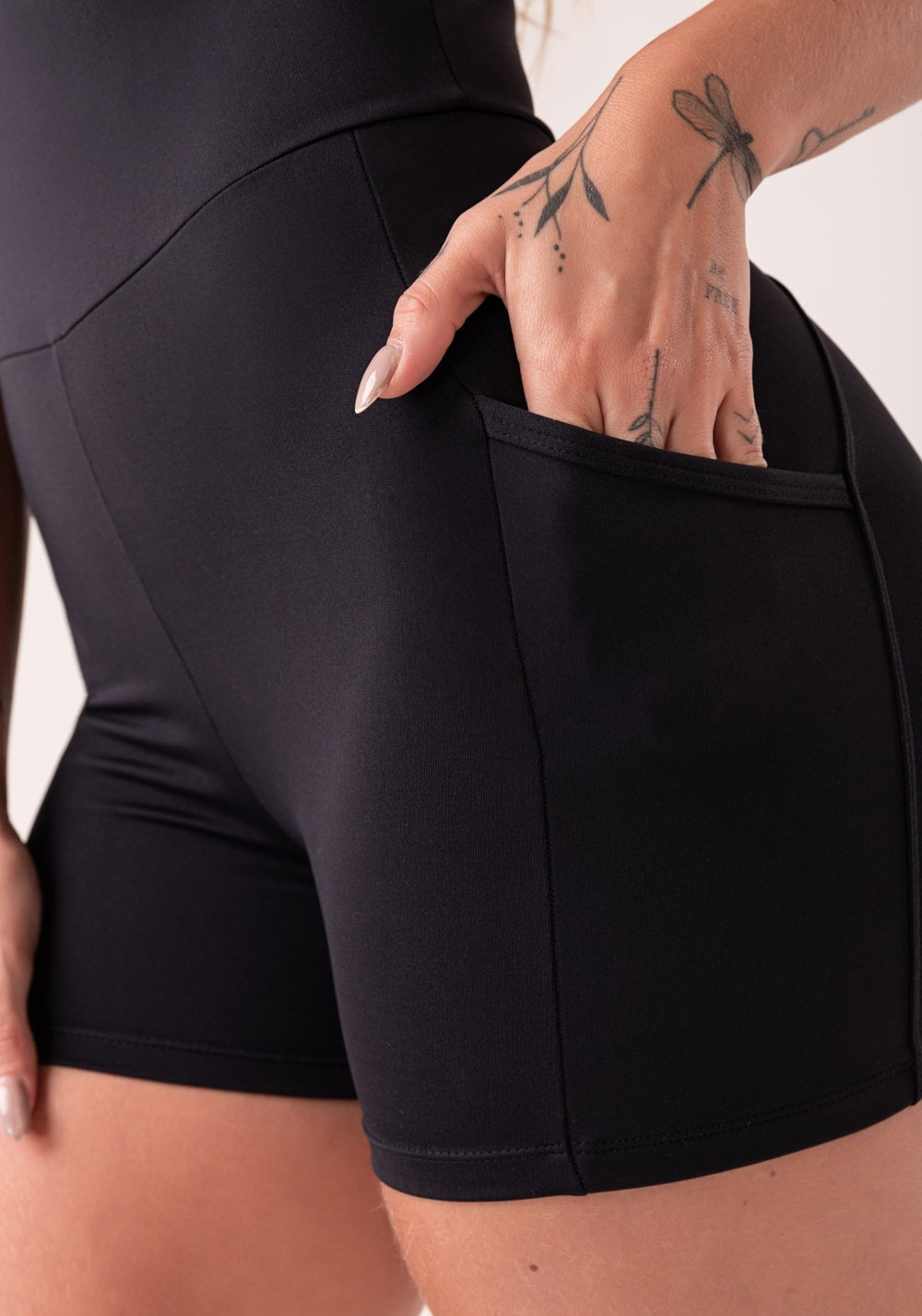 Macaquinho fitness feminino preto com bolsos oasis