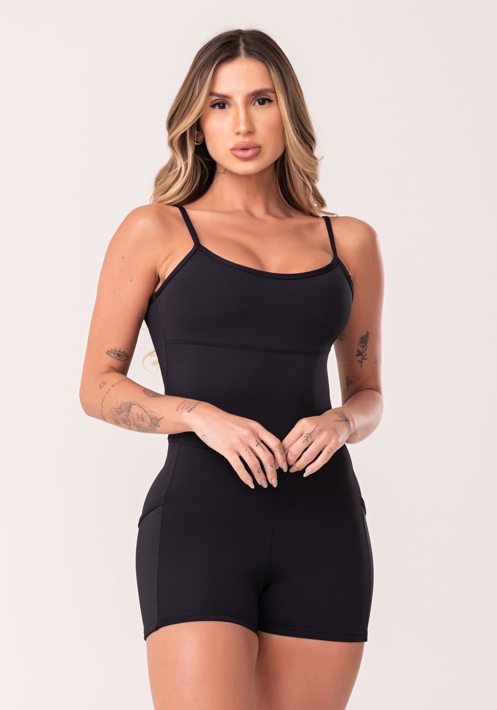 Macaquinho fitness feminino preto com bolsos oasis