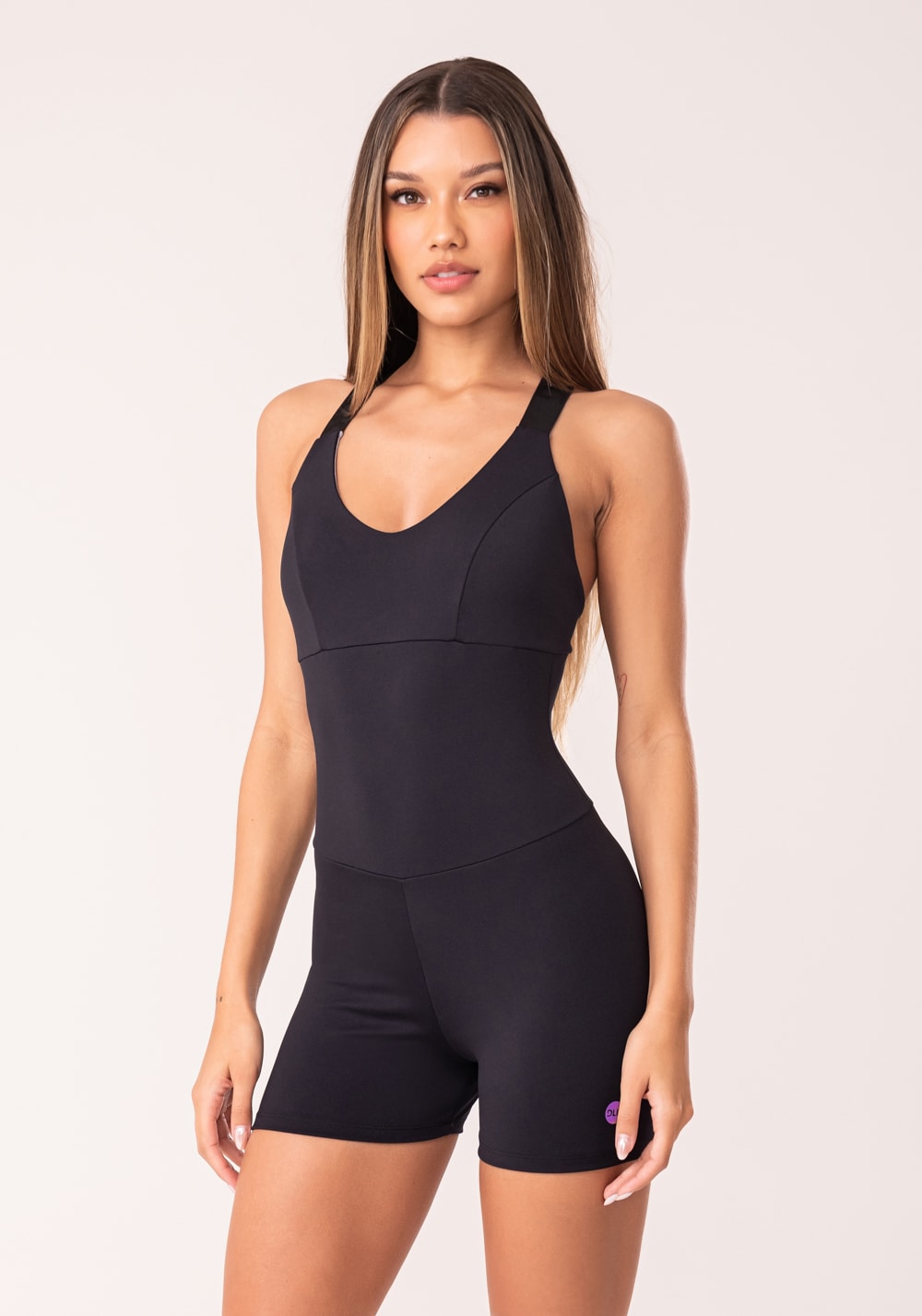 Macaquinho fitness feminino preto com elástico cruzado oasis