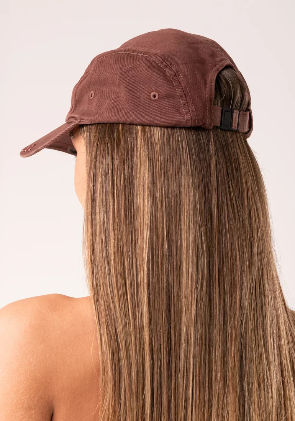 Boné bordado marrom dlk