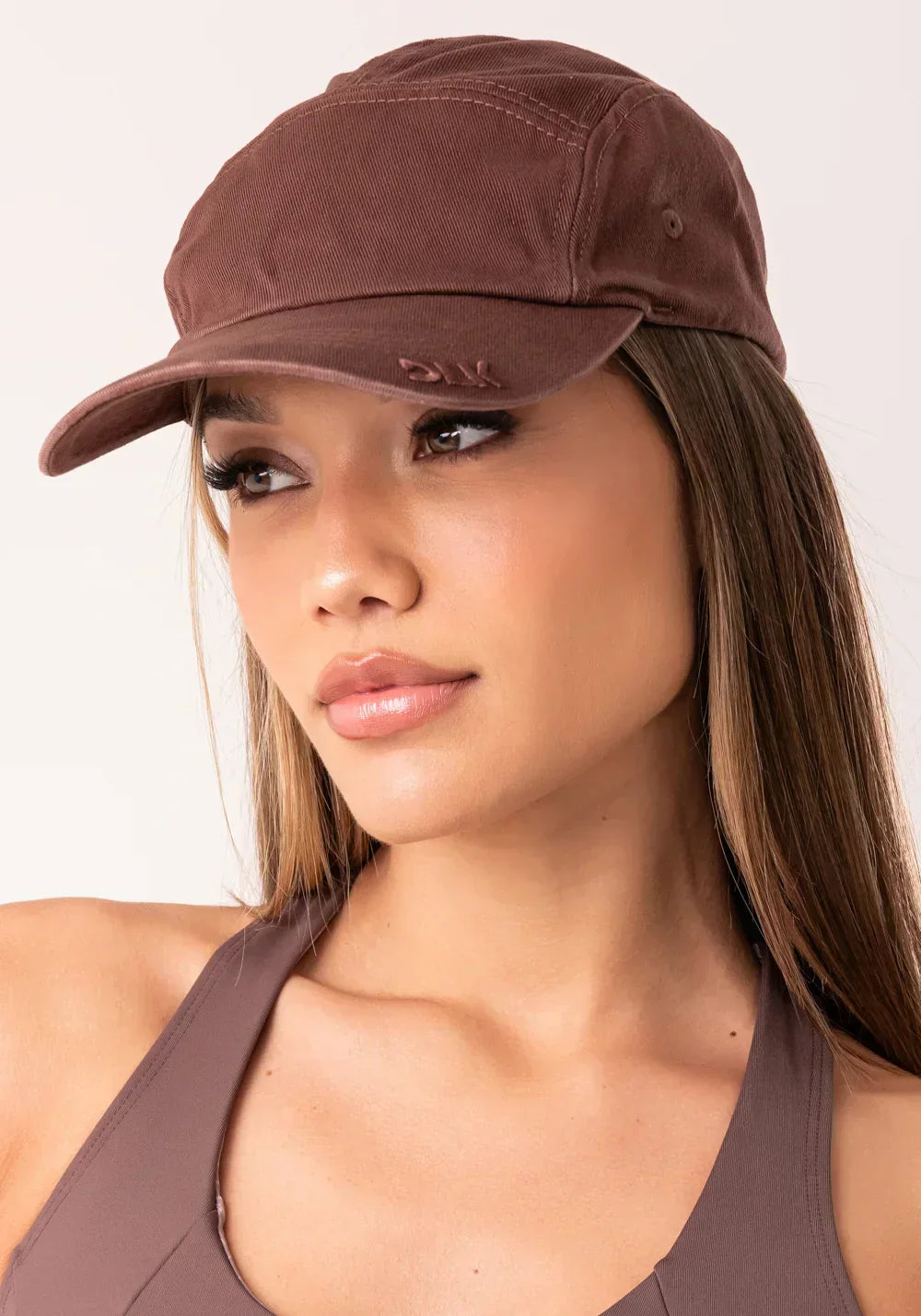 Boné bordado marrom dlk