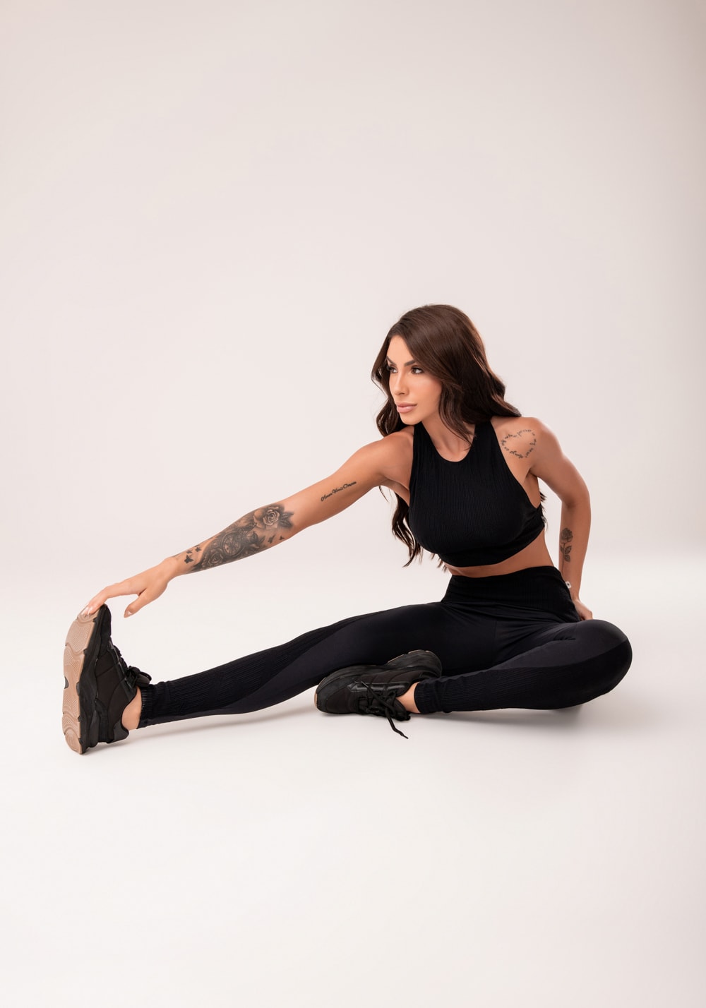 Legging fitness feminina preto com recortes harmony