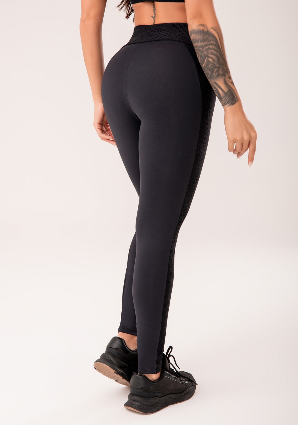 Legging fitness feminina preto com recortes harmony