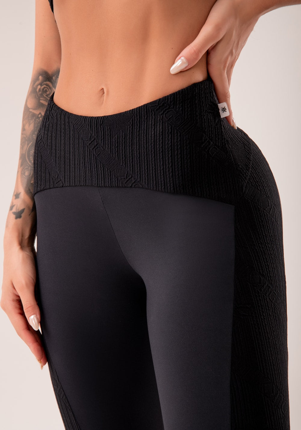 Legging fitness feminina preto com recortes harmony