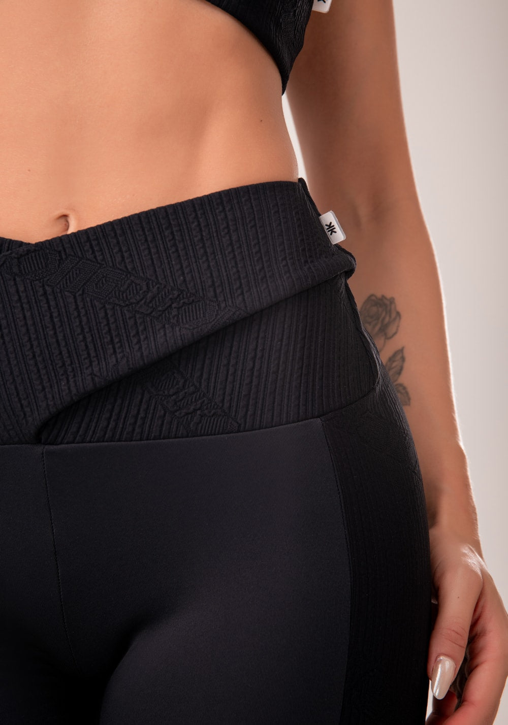 Legging fitness feminina preto cós transpassado harmony