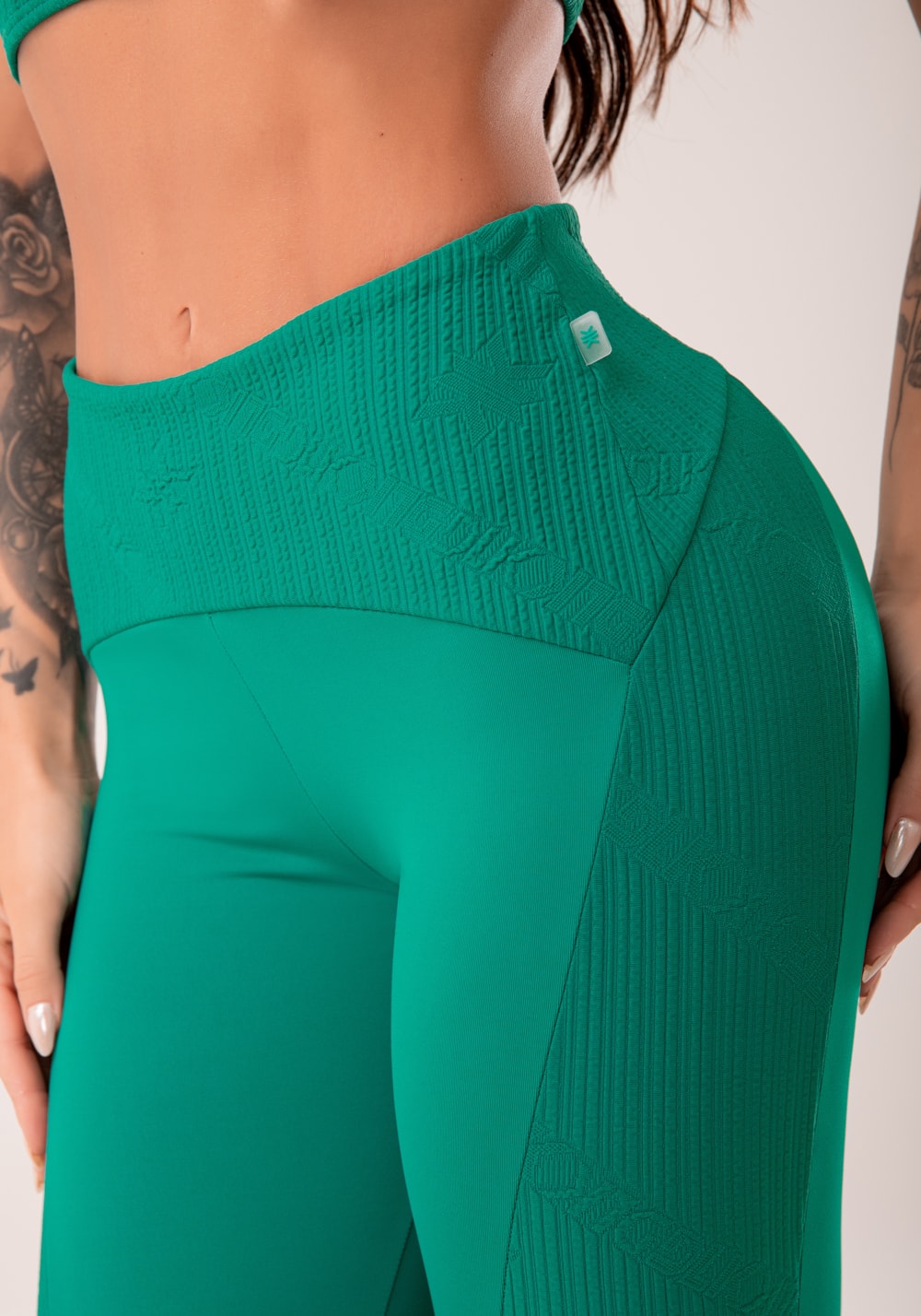 Legging fitness feminina verde com recortes harmony