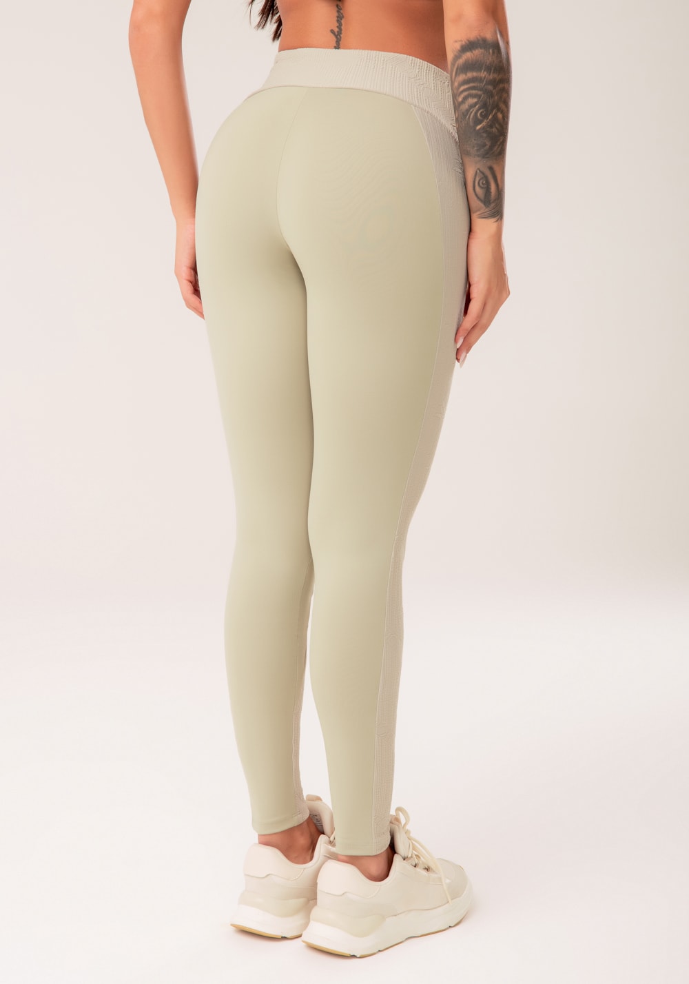 Legging fitness feminina oliva com recortes harmony