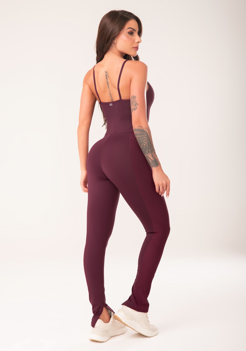 Macacão fitness feminino vinho com recorte lateral harmony
