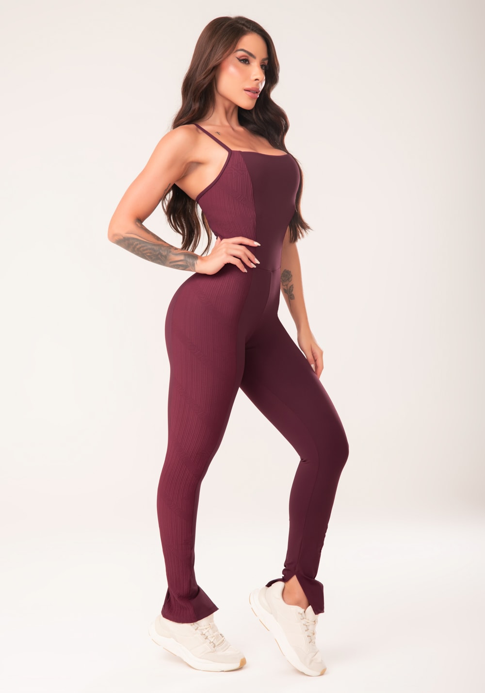 Macacão fitness feminino vinho com recorte lateral harmony