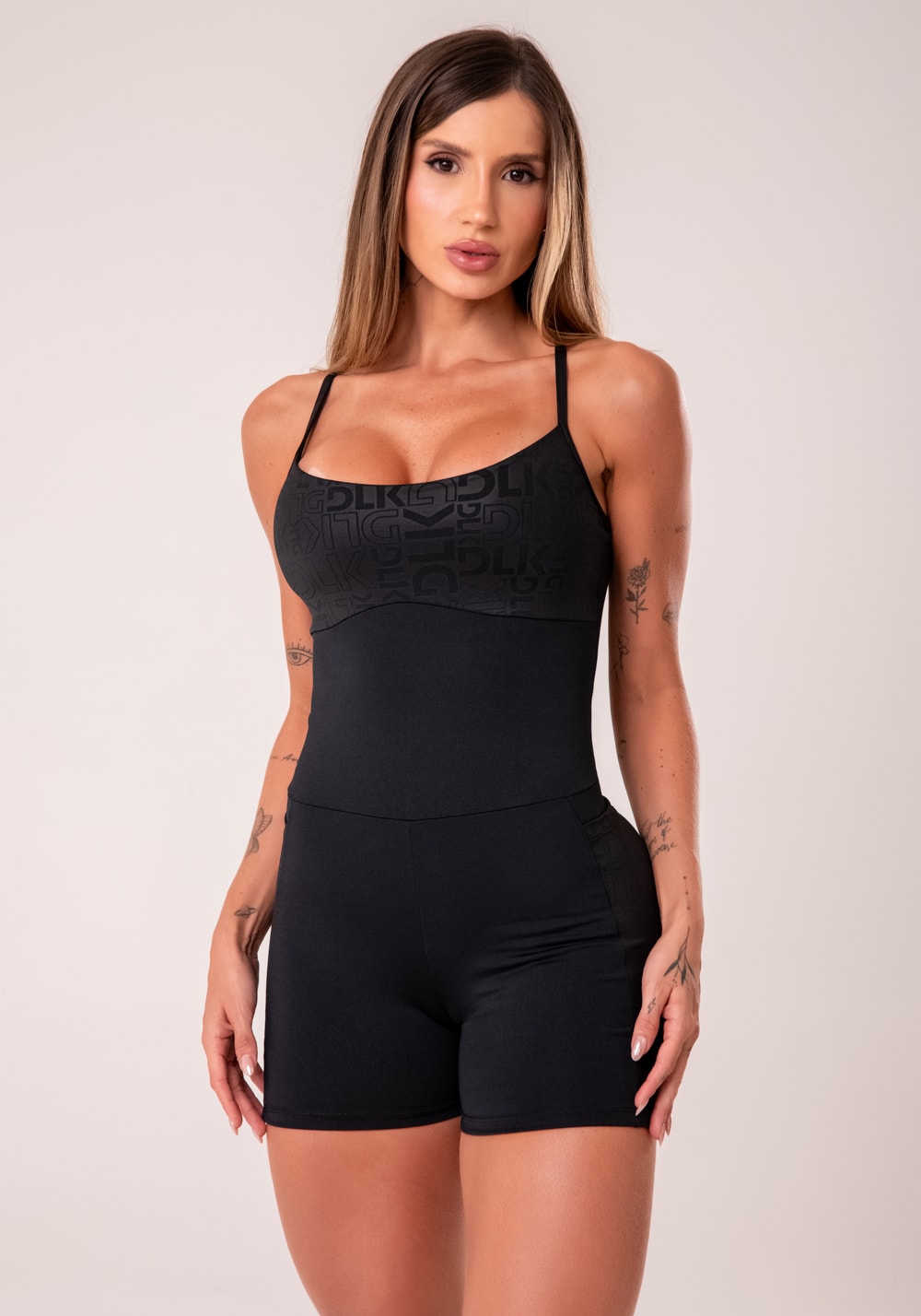 Macaquinho fitness feminino preto com bojo e bolsos logomania reflections