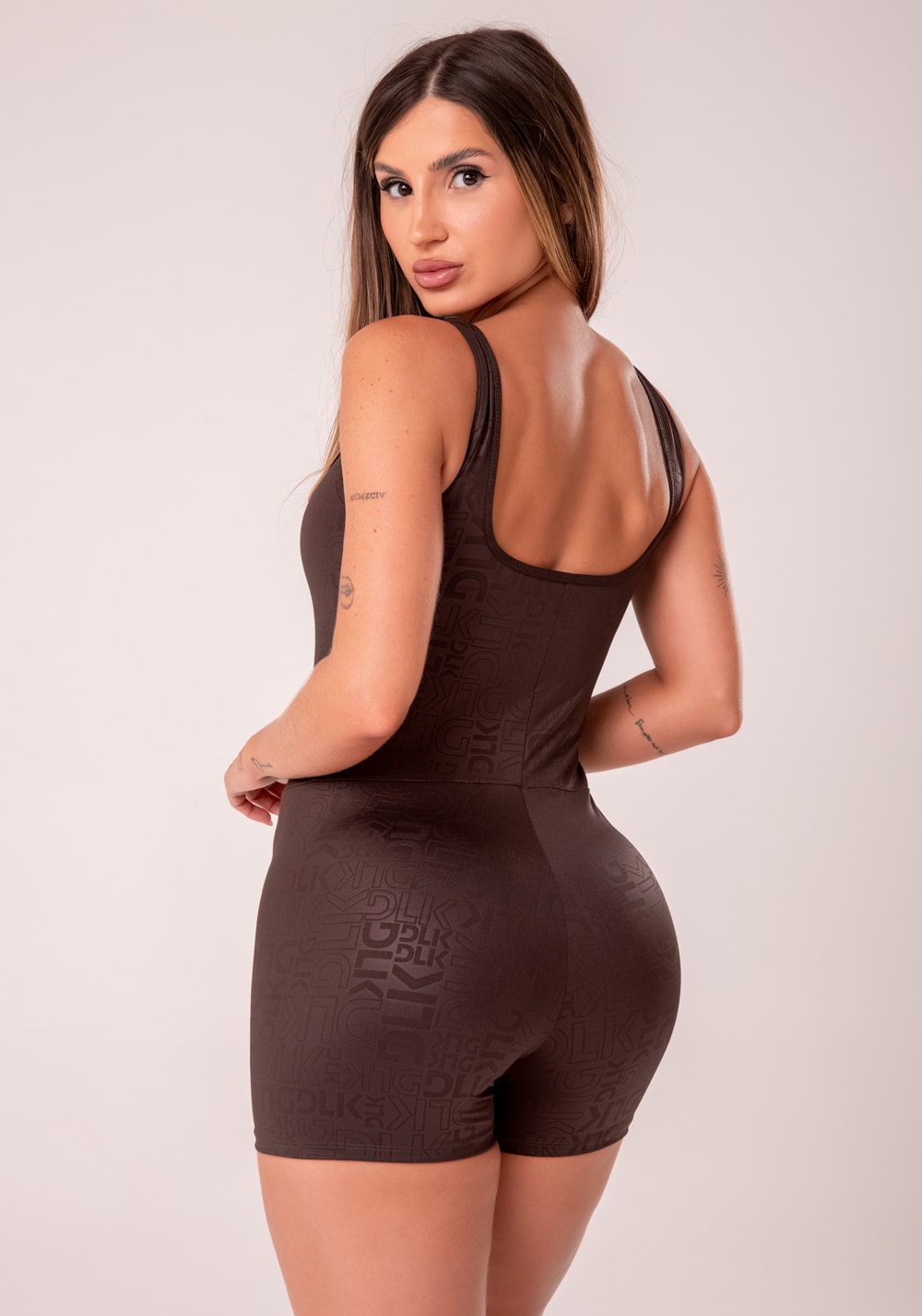 Macaquinho fitness feminino marrom com decote quadrado logomania reflections