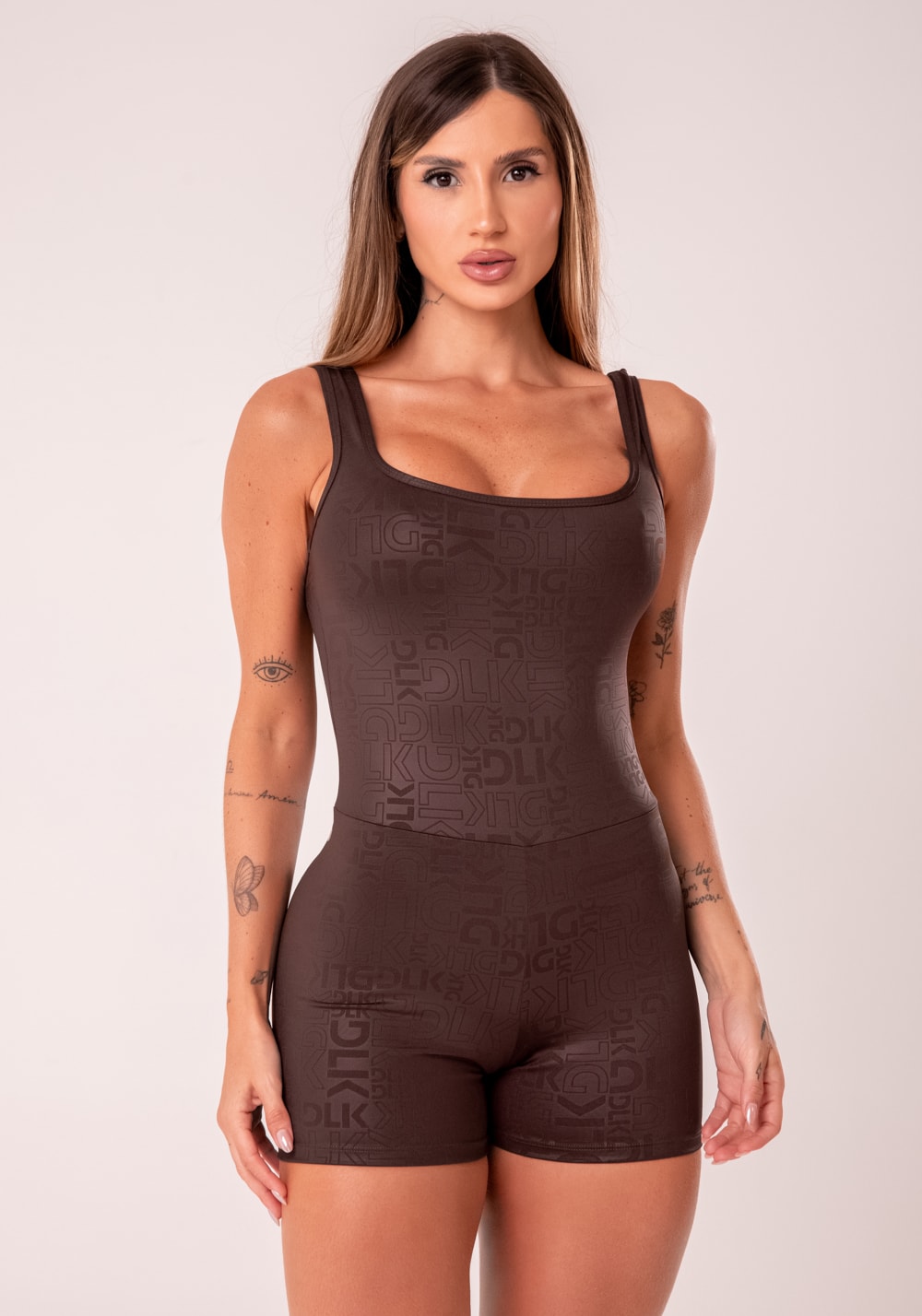 Macaquinho fitness feminino marrom com decote quadrado logomania reflections