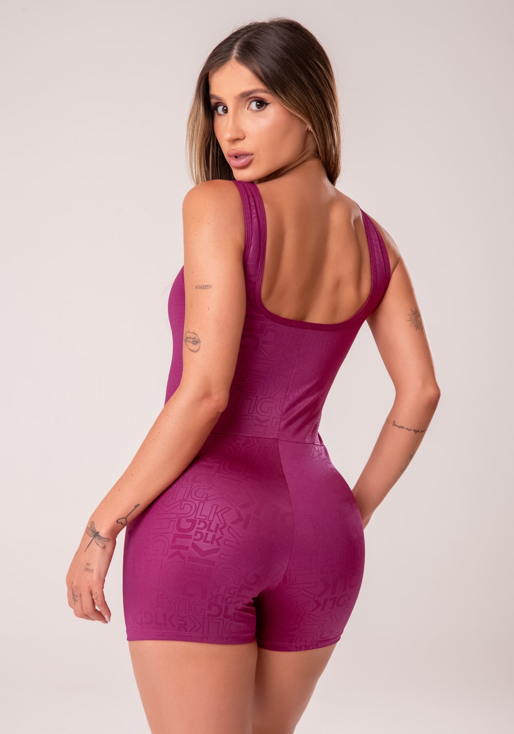 Macaquinho fitness feminino vinho com decote quadrado logomania reflections