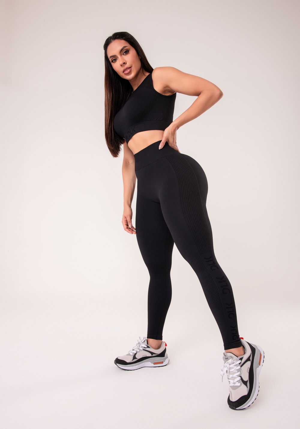 Legging fitness feminina preto com detalhe logomania e modela bumbum seamless+