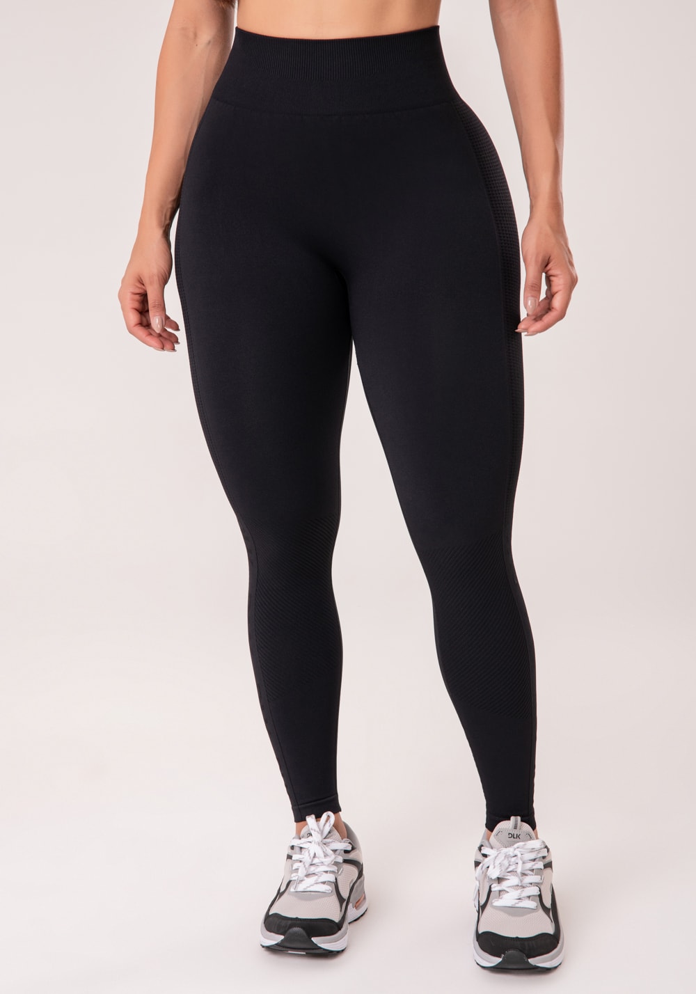 Legging fitness feminina preto com detalhe logomania e modela bumbum seamless+