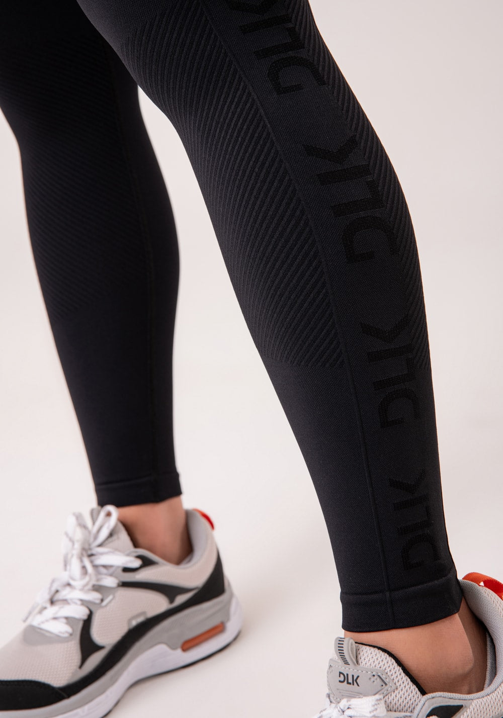 Legging fitness feminina preto com detalhe logomania e modela bumbum seamless+