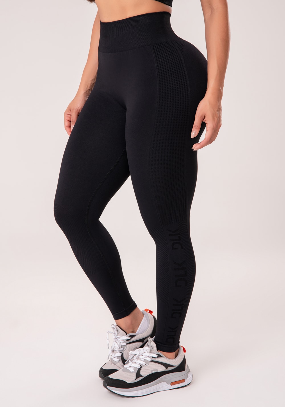 Legging fitness feminina preto com detalhe logomania e modela bumbum seamless+