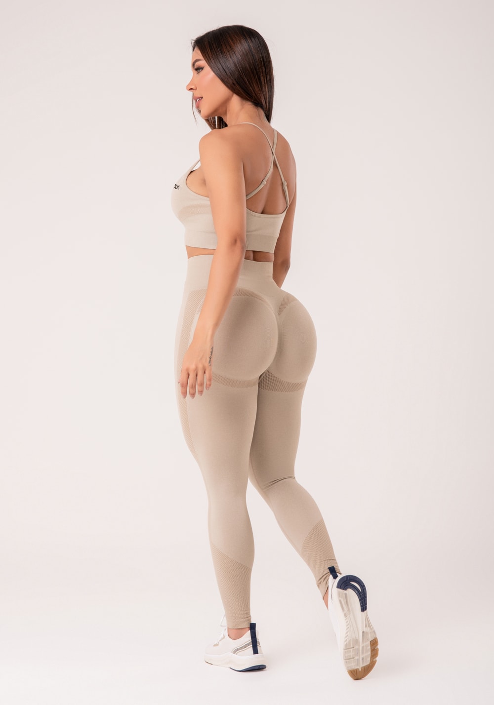 Legging fitness feminina areia com detalhe texturizado e modela bumbum seamless+