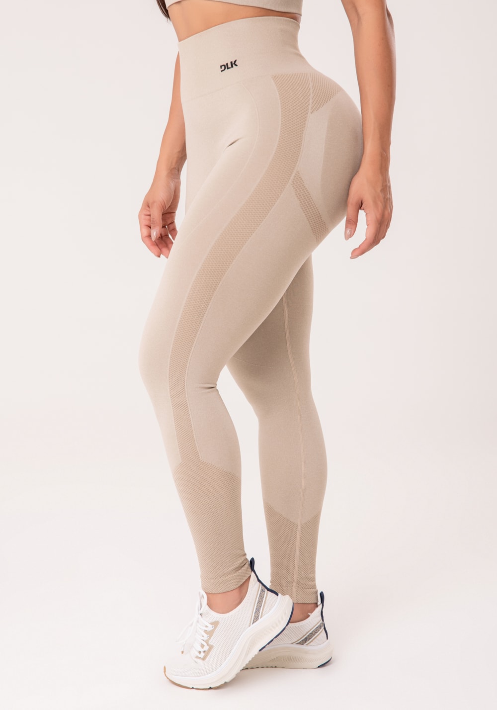 Legging fitness feminina areia com detalhe texturizado e modela bumbum seamless+