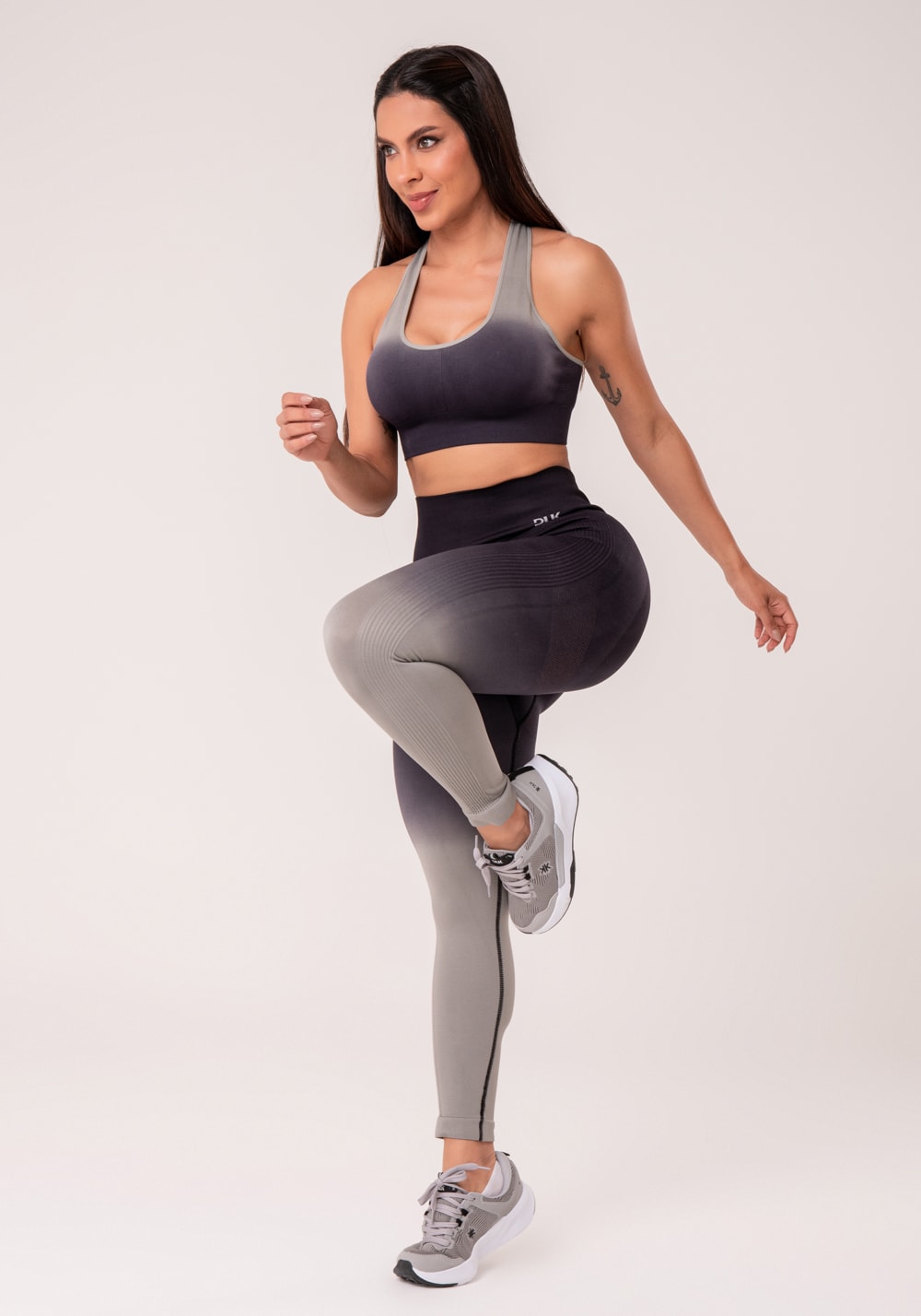 Legging fitness feminina preto degradê modela bumbum seamless+