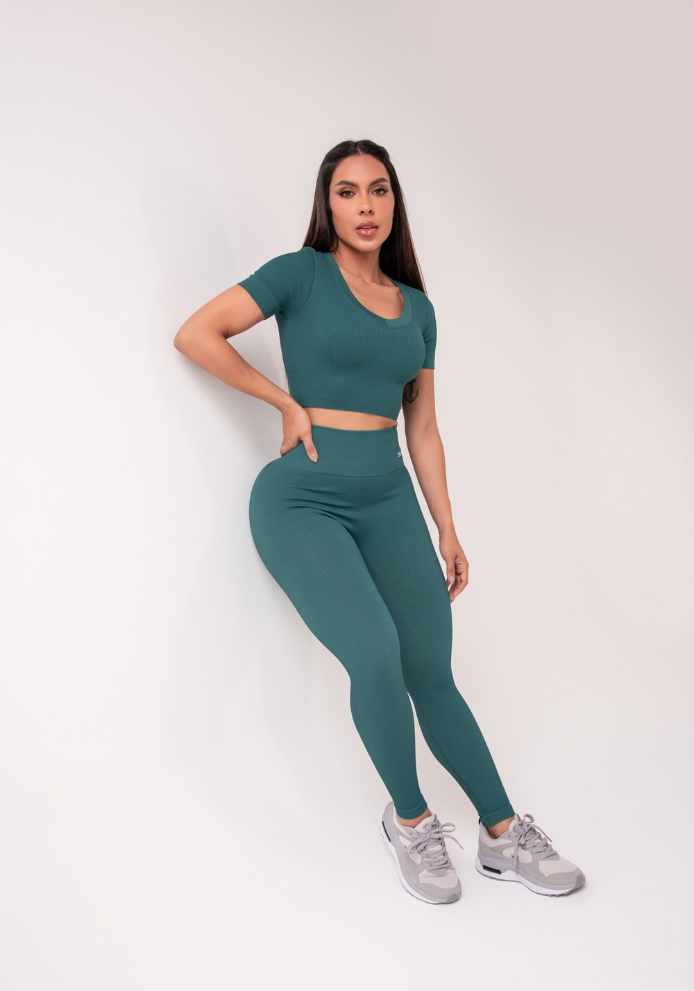 Legging fitness feminina verde escuro canelada modela bumbum seamless+
