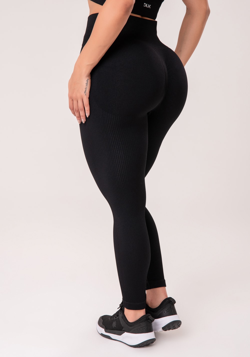 Legging fitness feminina preto canelada modela bumbum seamless+