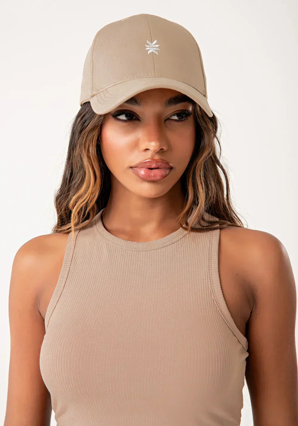 Boné bordado bege com prata dlk