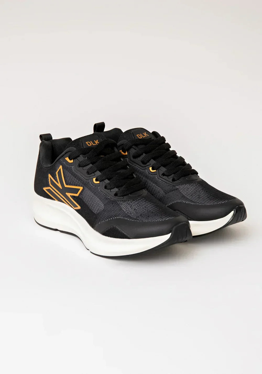 Tênis esportivo feminino preto com dourado dlk