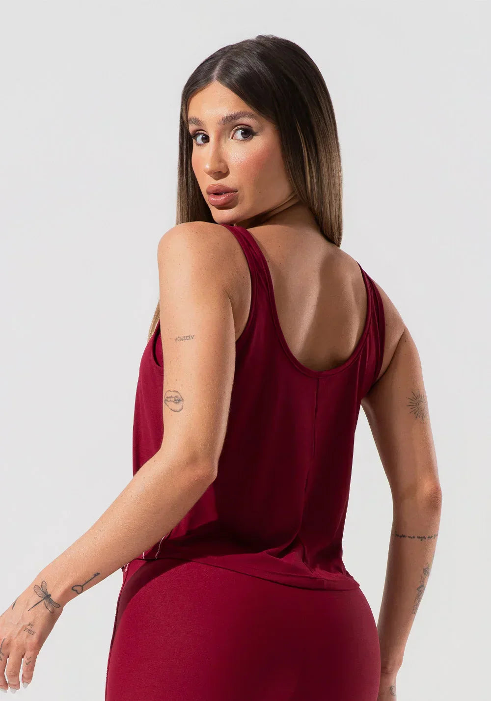 Cropped regata feminino com elástico na lateral activity  vinho