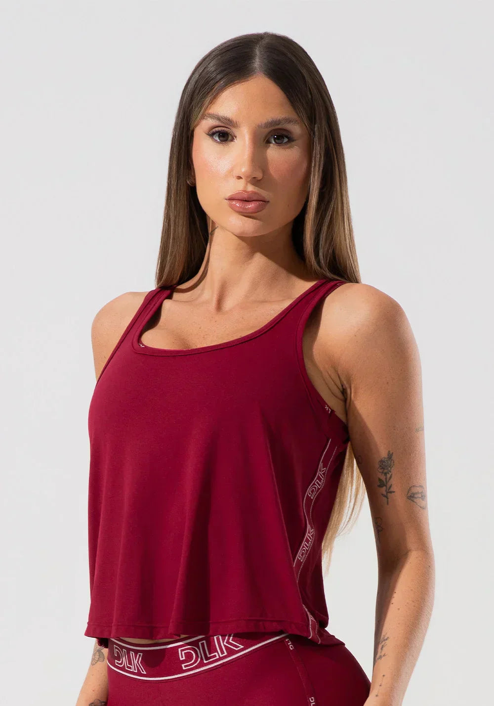 Cropped regata feminino com elástico na lateral activity  vinho