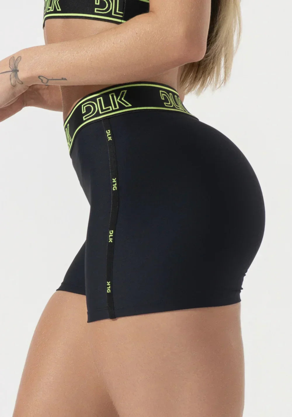 Short fitness feminino com elásticos no cós e na lateral activity preto