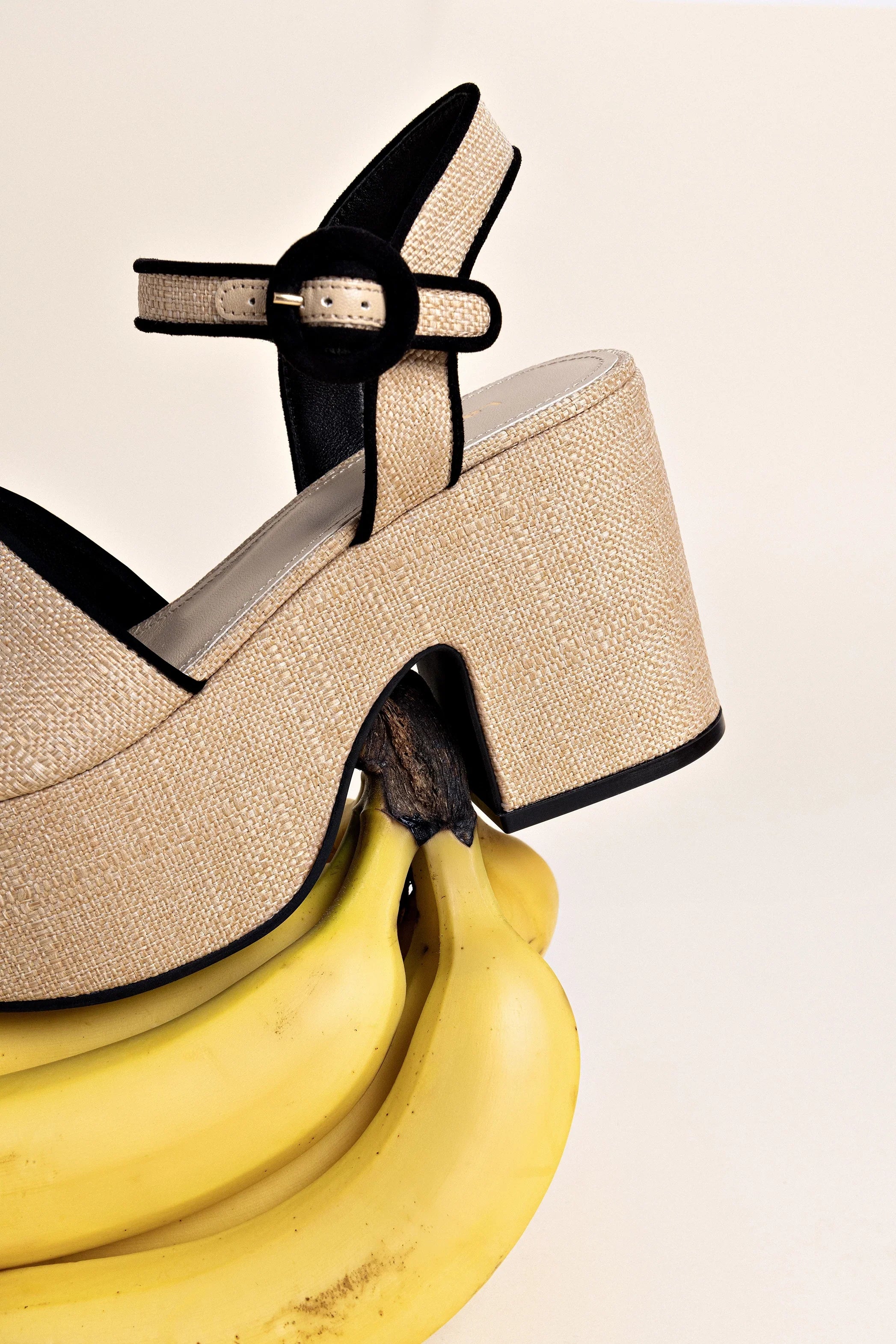 Sandália Plataforma Miso Ráfia Bege e Camurça Preto